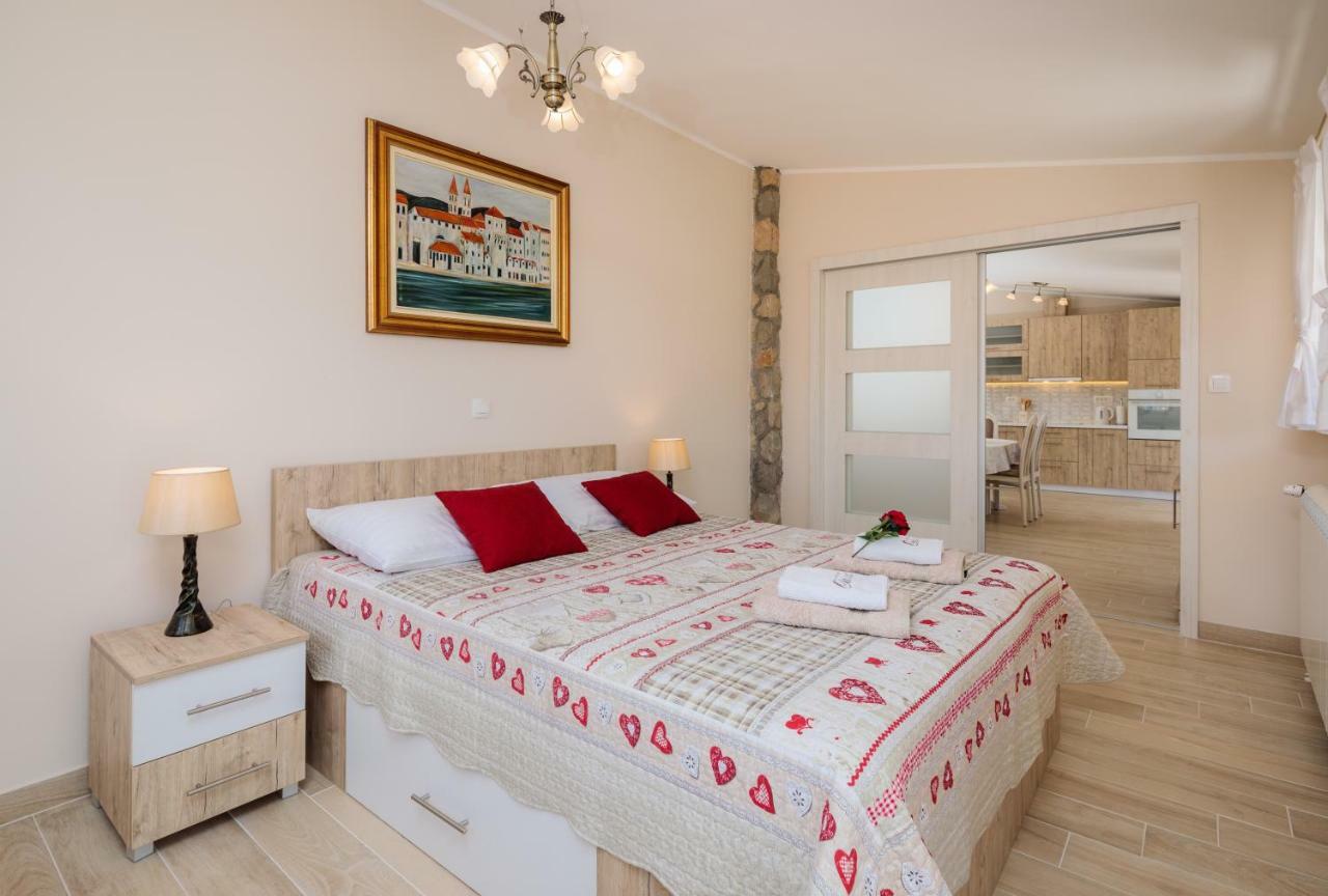Apartmani Oaza Трогир Екстериор снимка